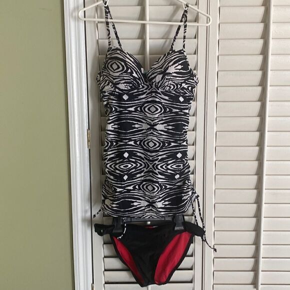 Love your assets by Sara Blakely-Spanx Top (M) & Arizona bottoms (L). NWOT. - Picture 1 of 5
